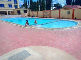 Roma Stays Mwtapa Luxury Apartments 3 bedrooms & swimming pool, poilsio kompleksas mieste Mombasa