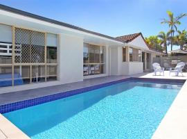 Beautiful Beach House in the Heart of Town, hotell i Coolum Beach