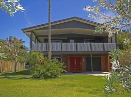 Red Door Beach House, villa i Marcoola