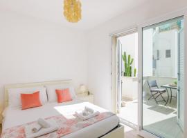 DELFINO - Ampio Appartamento a 40 metri dalla Spiaggia, hotel s parkiralištem u gradu 'Lido Conchiglia'