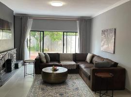 Elegant four bedroom Villa with a pool - 2038, hótel í Bulawayo
