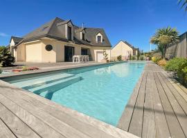 Amazing Home In Montfort-sur-meu With Private Swimming Pool, Can Be Inside Or Outside, atostogų namelis mieste Montfort-sur-Meu