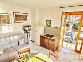 Appartamento con ingresso autonomo, giardino privato e portico, apartment in Introbio