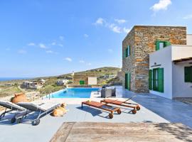 Villa Eliza with a swimming pool and sea view in the area of Otzia, on the island of Kea、Otziasのホテル