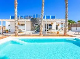 Boutique Beach Villa by Lanzarote Retreats - Private Pool - 1 min walk to Sea Pool
