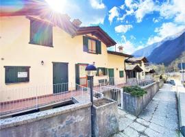 Lovely holiday home in Valbondione with balcony, hotel con estacionamiento en Valbondione