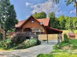 Urokliwy drewniany dom z widokiem na Tatry