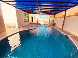 Holiday Home Rent villa، كوخ في الشارقة