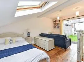 Garden room, free parking, central Winchester