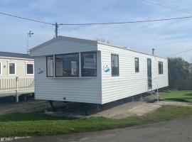 No. 1 Family Caravan at Golden Gate Holiday Centre, Sleeps 6, hotel poblíž významného místa Knightly's Fun Park, Abergele