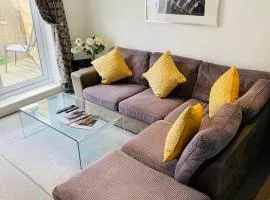 Arma Short Stays 122 - Spacious 3 Bed Oxford House Sleeps 6- FREE PARKNG For 2 Vehicles - Large Garden