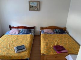 Piiri 12, white Apartment - 2 big beds - Very Cute Apartment, хотел с паркинг в Тарту