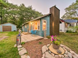East Tawas Cabin with Deck, Backyard and Fire Pit!, casa o chalet en East Tawas