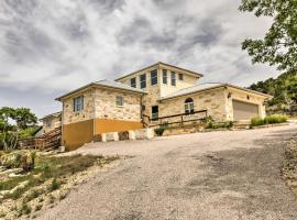 Ladera Hill Country Estate on 13 Acres with Hot Tub, Ferienhaus in Wimberley