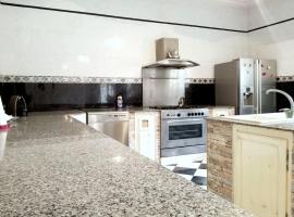 Appartement 200 m 2 + 5 min du c.c.o, vacation rental in Oran