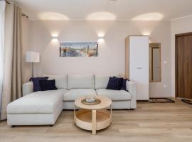 Pet-Friendly Apartment with Air Conditioning Jagiellońska by Renters, sewaan penginapan tepi pantai di Darłówko