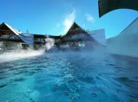 Apartamenty Royal Resort & Spa - Taras z widokiem na basen