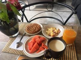 Hogar de Adriane Bed and breakfast cerca al aeropuerto, cheap hotel in Hacienda Chichipata