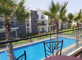 Great appartement vue sur mer et piscine, khách sạn gia đình ở Dar Bouazza