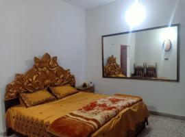 Room with Separate Entrance & Parking & Fast Wifi, alojamento para férias em Islamabad