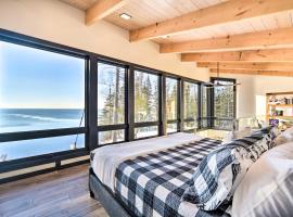 Waterfront Cabin on Lake Superior with Fire Pit, hotel in Two Harbors