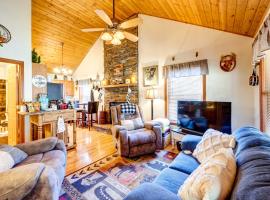 Scenic Marble Cabin with Fire Pit!, nyaraló Marble városában