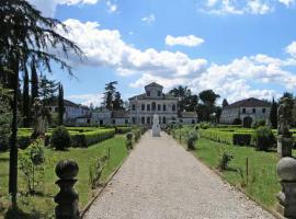 Villa Navagero - Ca' Degli Stefani A، فندق مع موقف سيارات في Rovarè