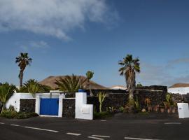 Finca Bouganvilla, Lavasteinhaus am Rande der Vulkane, im malerischen Dorf Uga 5km zum Meer, Hotel in Uga