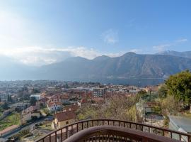 Lake View Villa with Private Parking, hotel in Mandello del Lario