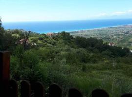 Da Maria casa con vista mare e monti, מלון עם חניה בMaierà