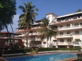 'Serene Escape' Top Floor 1BHK Apartment with AC, Wi-Fi, Gym & Pool, 5-Minute Walk to the Beach, and Captivating Tree and Garden Views, departamento en Colva