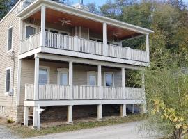 507 A Bridge Down Stairs, apartment in Hannibal