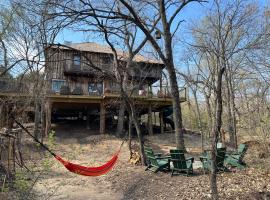 "Magical Treehouse" w spiral slide off the deck 350 acres on the Brazos River! Tubing! Petting Zoo!, hótel með bílastæði í Weatherford