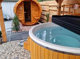 CHALET HARMONY prive WELLNESS, hotel with jacuzzis in Putten