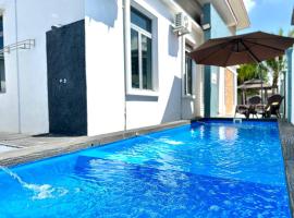 Bandar Melaka Family Bungalow Private Pool BBQ WiFi Netflix – hotel w Malakce