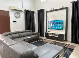 Bandar Melaka Family Bungalow Private Pool BBQ WiFi Netflix、マラッカのバンガロー