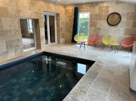 Gite 5 chambres, piscine intérieure, proche du Der, holiday home in Frignicourt