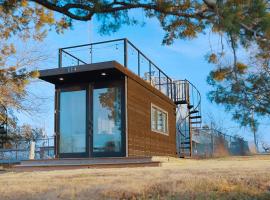 The Bluebonnet-Tiny Container Home Country Setting 12 min to Downtown, hotel u gradu 'Bellmead'