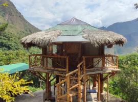 Colibamboo The Cabin. Cabaña elevada con mirador montaña malla y jacuzzi, hotel que admite mascotas en Pacho