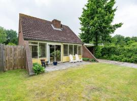 Cosy holiday home in Lauwersoog by the lake with bubble bath, hotel u gradu Lauwersoog
