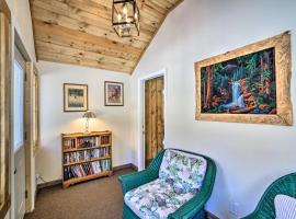 Peaceful Marquette Cottage with Sunroom!, cheap hotel in Marquette