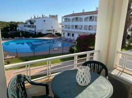 Calan Blanes con piscina, hotel v destinaci Ciutadella