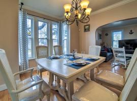 1 Block to Bridge Street Lake Erie Vacation Home!, beach hotel in Ashtabula