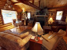 Cabin By The Creek With High Speed Wifi, hôtel à Red River