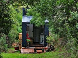 Tiny Home Trails End, hotel near Sardinia Bay Golf Club, Lovemore Park