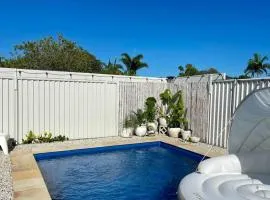 So close to the surf and headland with a pool!