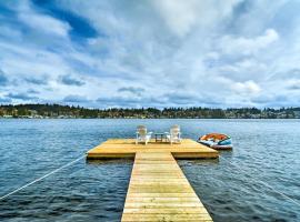 Lakefront Bremerton Vacation Rental with Deck!, хотел в Бремертън