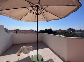 Family apartments with balcony D&A AE1590, hotel con estacionamiento en Vrsi