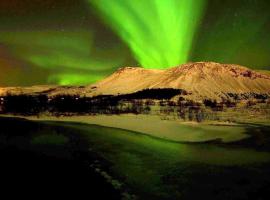 Paradise near Reykjavik w. Sauna - Northern Lights, hotell i Mosfellsbær