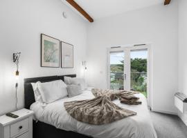 Viesnīca Silvercroft Cottage - Luxury Modern Coastal Retreat Near Beach, Sleeps 4 pilsētā Porthtowan